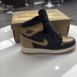 NEW Kids 4Y Nike Air Jordan 1 Retro High OG in black/metallic gold (with box)
